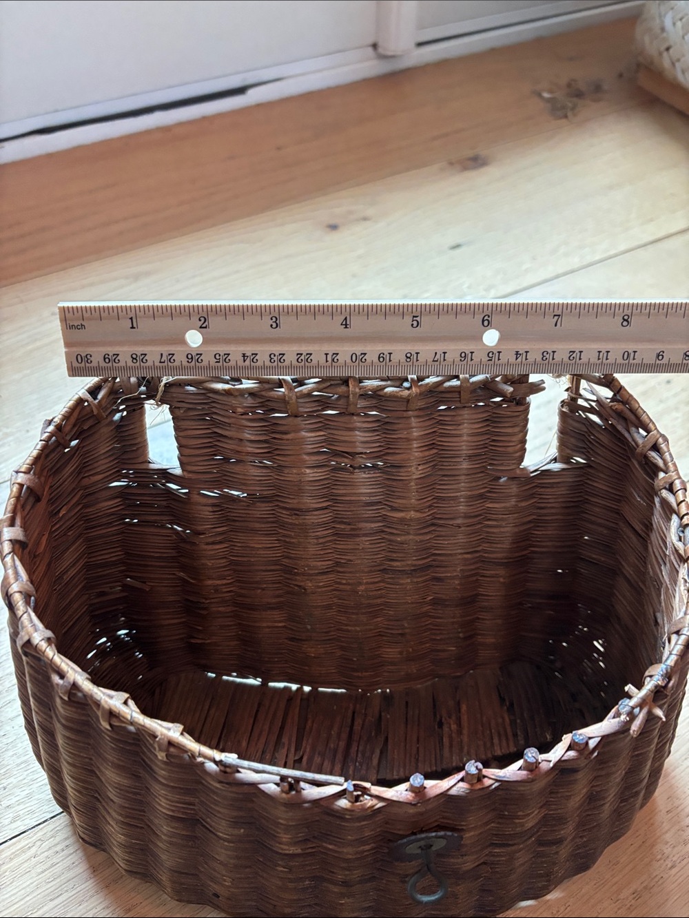 Vtg Handwoven Fishing Creel Basket
Primitive Wicker Creel Rustic Cabin Decor - Picture 9 of 10